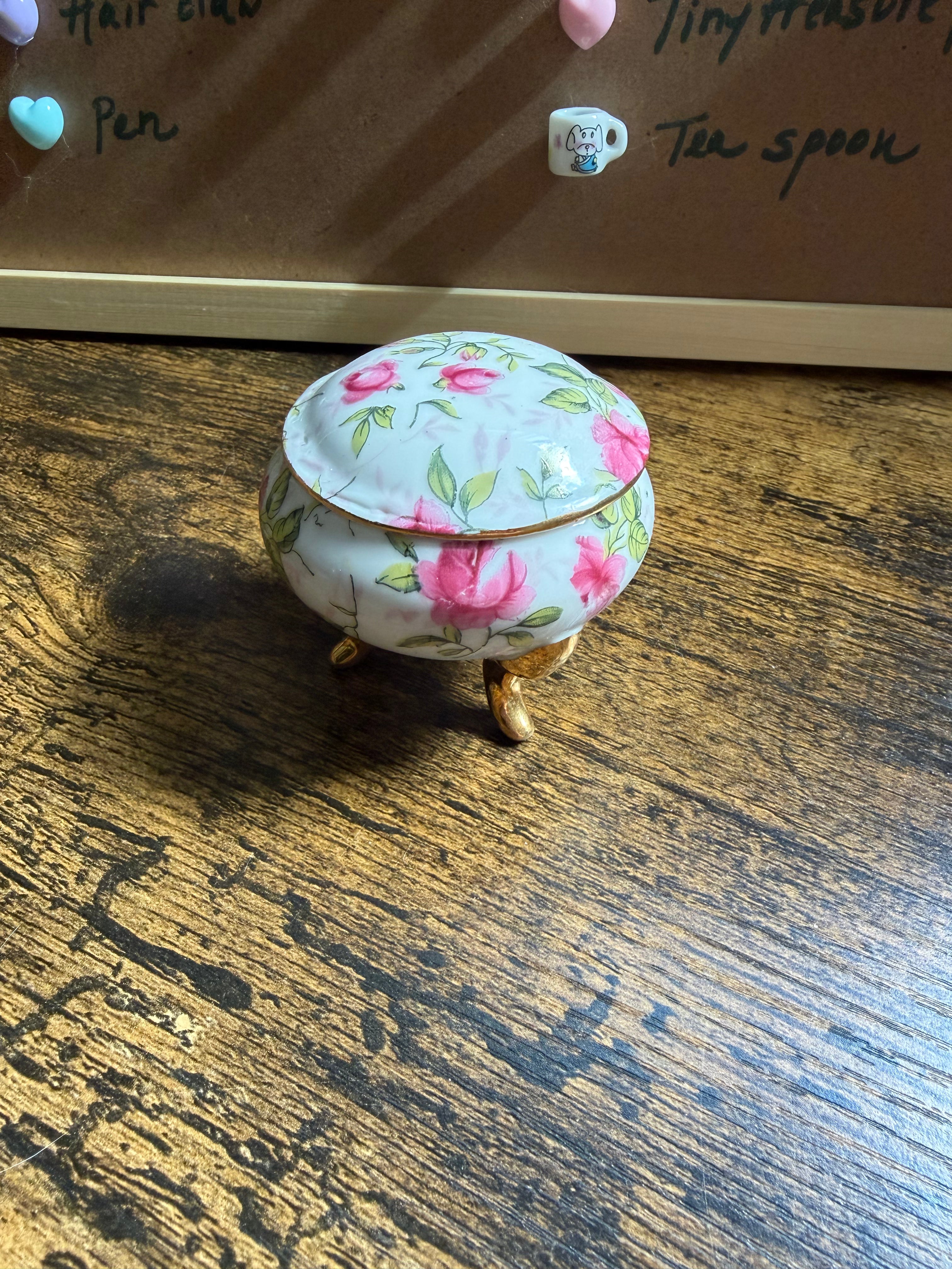 Antique Floral Ceramic Trinket Holder 🌸✨ — Dainty 3-Footed Keepsake Dish